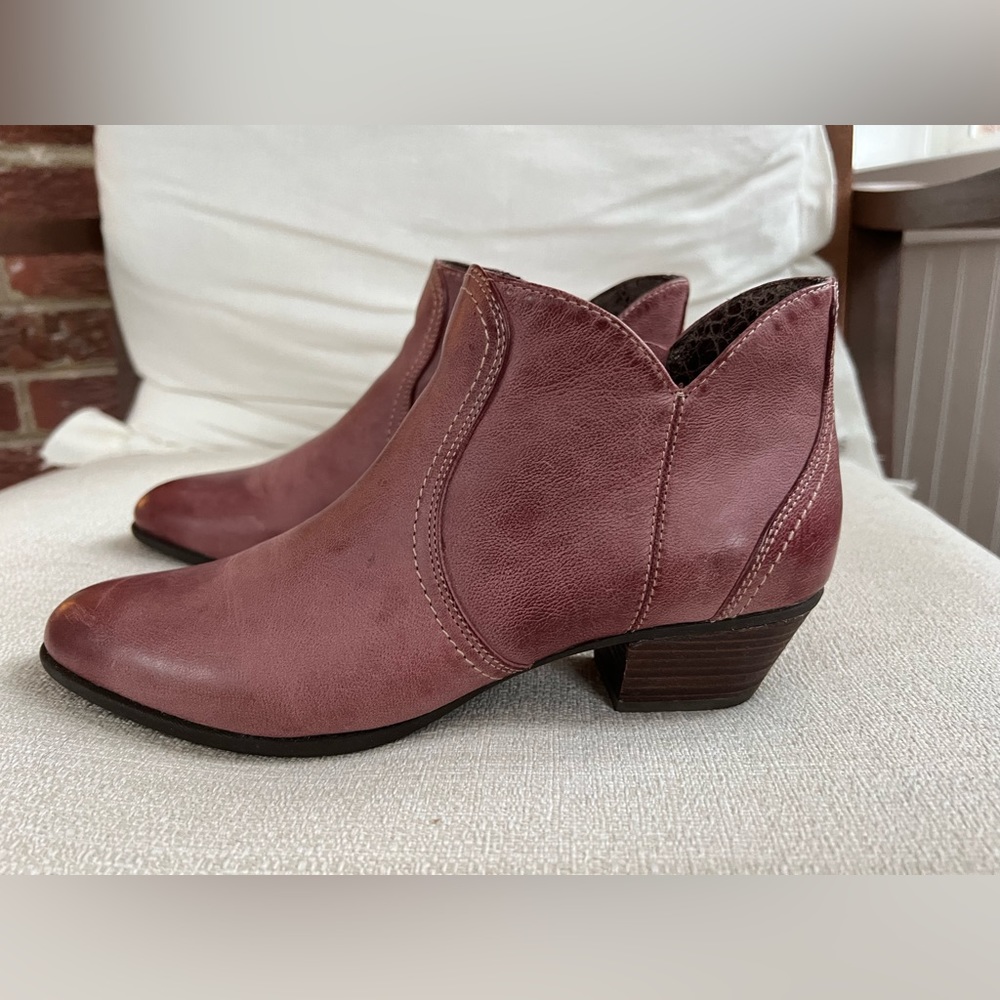 Women’s Ariat Astor Ankle Boot Wine-color  Size 8.5 B